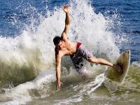 开云体育下载-红色闪电与橙色火焰，法拉利力克威廉姆斯，维斯塔潘点燃赛场之夜