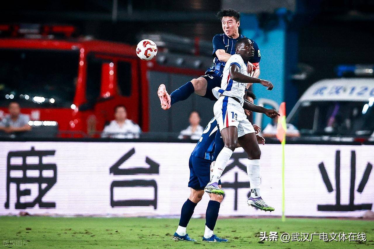 球队士气高昂，迎战对手展现出色队员默契的简单介绍