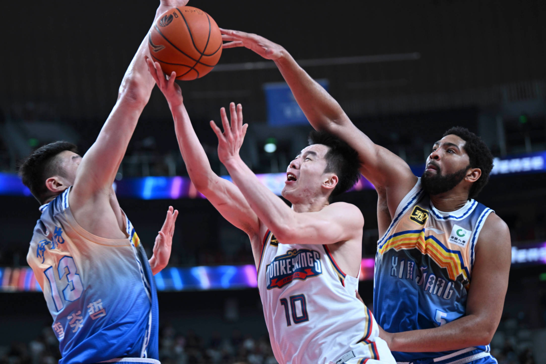 强队横扫!一场比赛中双方实力悬殊 强队横扫!一场比赛中双方实力悬殊