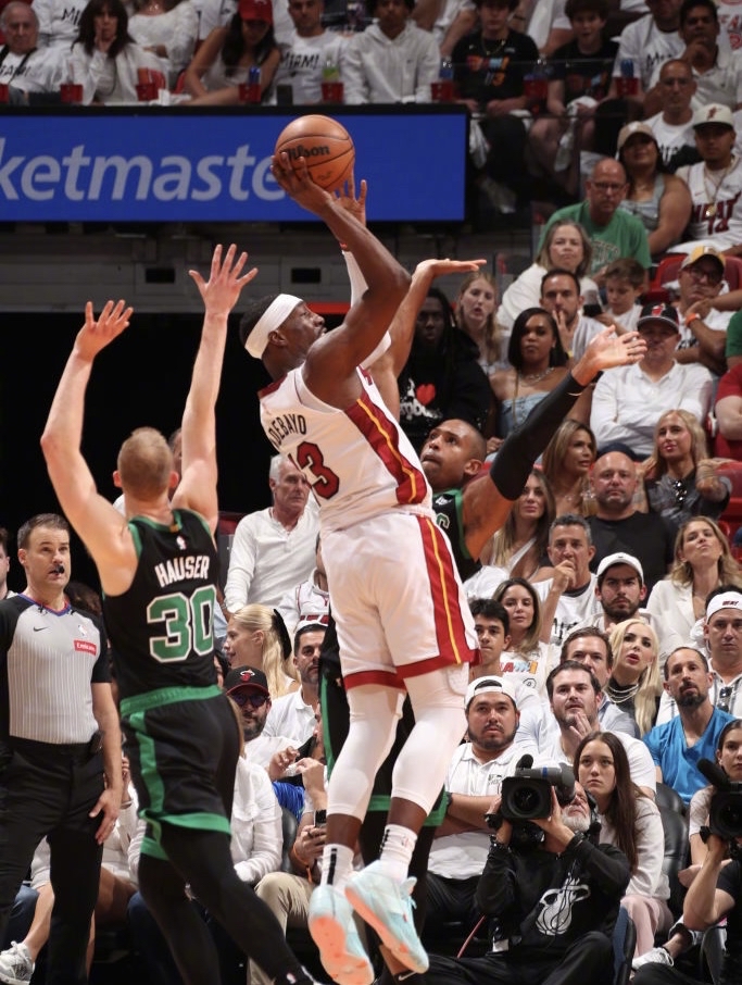 包含比赛氛围热烈高涨，球迷激情无限的词条