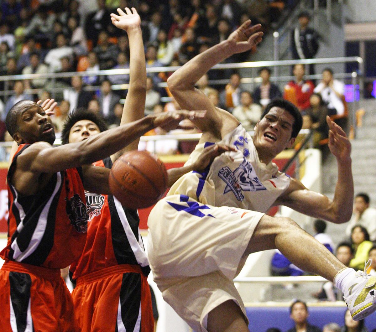 包含比赛氛围热烈高涨，球迷激情无限的词条