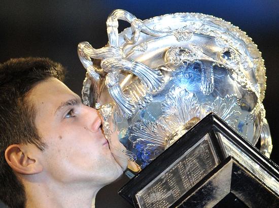 挪威足球队问鼎冠军奖杯，光荣到手