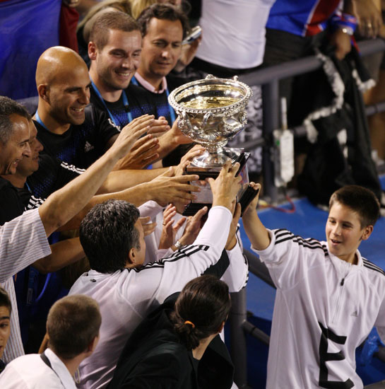 挪威足球队问鼎冠军奖杯，光荣到手