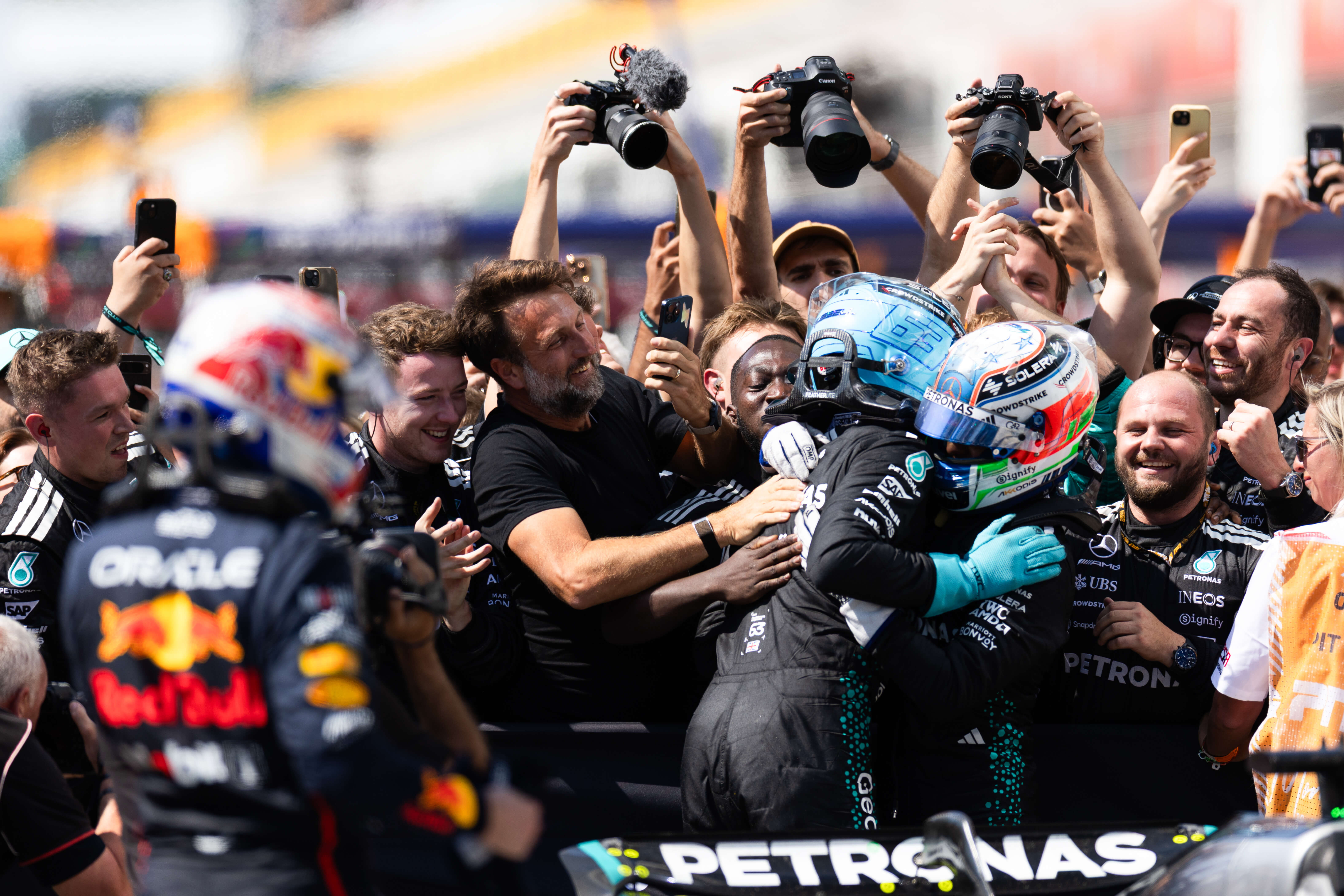 哈斯车队碾压雷诺车队，塞恩斯点燃赛场的简单介绍