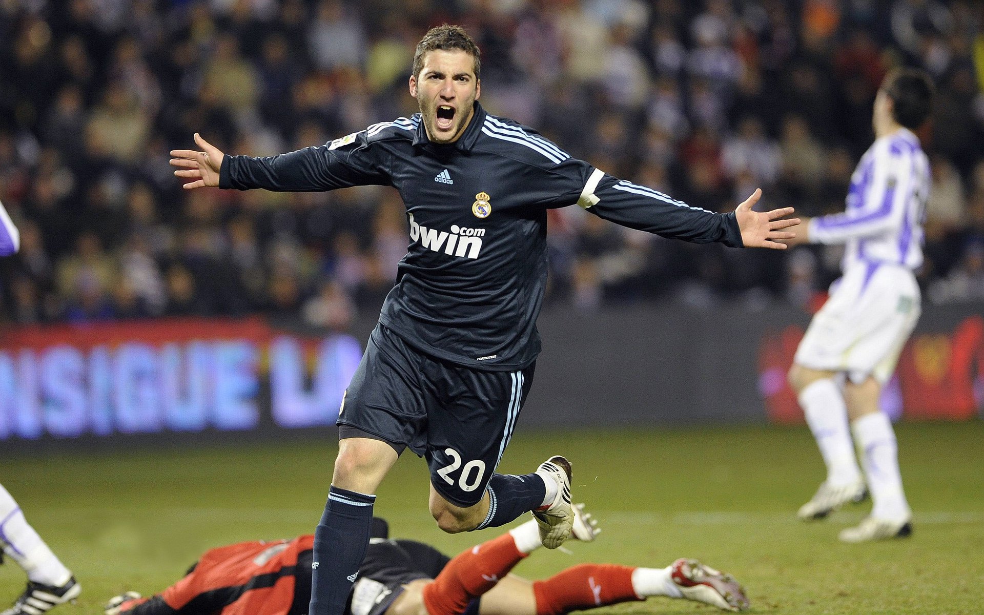 火箭冲垮鹈鹕，福克斯成为关键先生