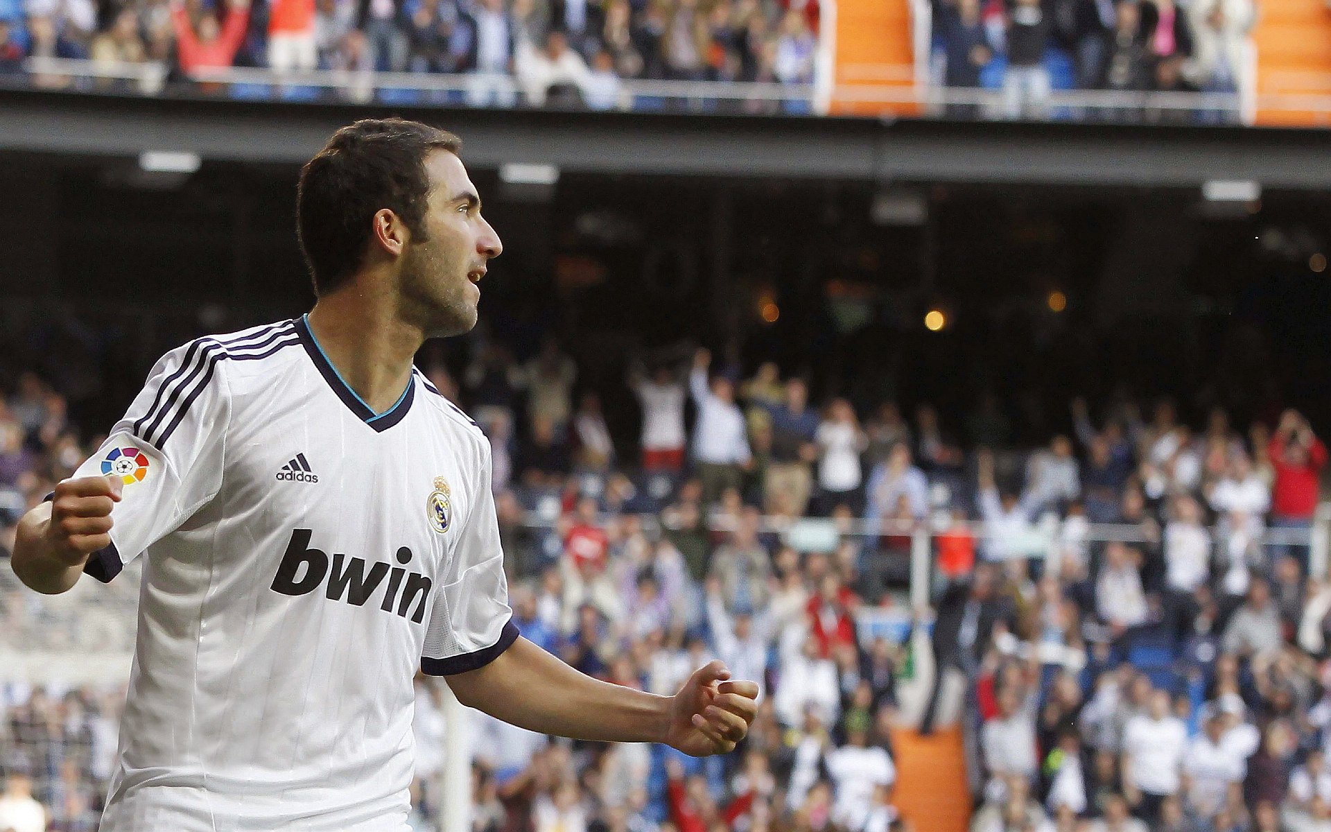 黄潜艇破浪东方，魔笛奏响新大陆，双线叙事下的足球史诗