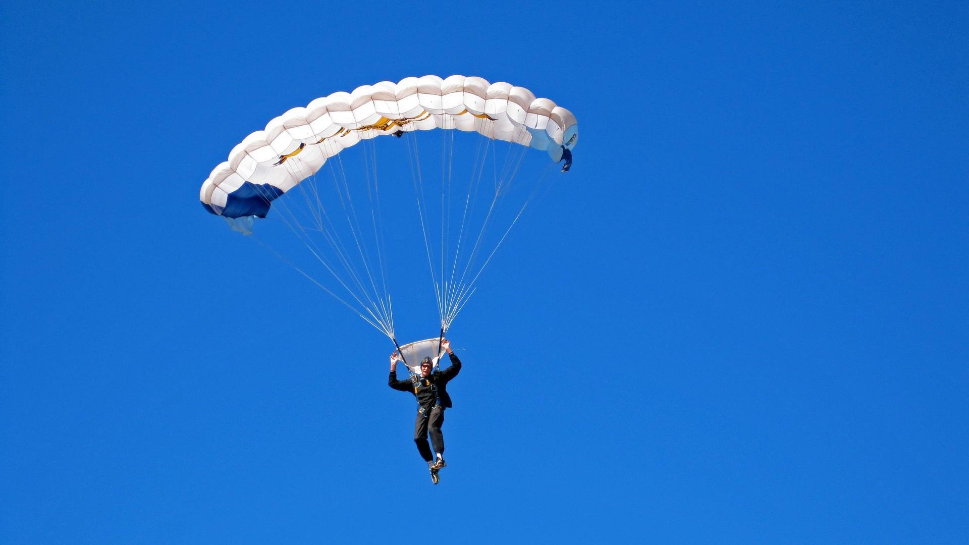 红色闪电与橙色火焰，法拉利力克威廉姆斯，维斯塔潘点燃赛场之夜